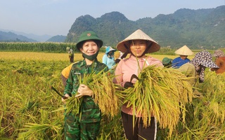 Nữ chiến sĩ biên phòng "ngược núi" chia sẻ khó khăn với người dân biên giới