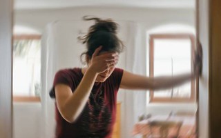 Mùa nắng nóng, ghi nhớ cách phân biệt nhanh sốc nhiệt, đột quỵ và liệt dây thần kinh số 7
