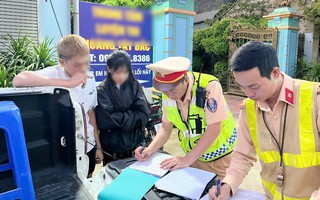 Thanh niên "giải cứu bạn gái", đánh võng trước xe tuần tra của CSGT