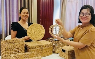 Tạo sinh kế cho phụ nữ Khmer từ cây lục bình