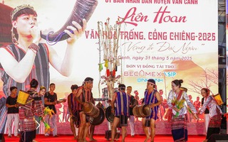 Sôi nổi Liên hoan Cồng Chiêng và trình diễn trang phục truyền thống các dân tộc thiểu số