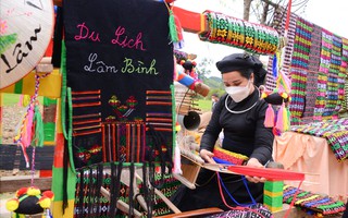 Tạo sinh kế từ nghề dệt thổ cẩm
