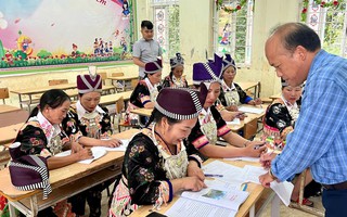 Thắp sáng tri thức cho người lớn tuổi nơi biên viễn