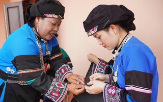Phụ nữ người Bố Y gìn giữ và phát huy trang phục truyền thống