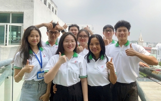 Sinh viên trường ĐH Công nghiệp TPHCM "hô biến" mắt dứa thành bánh kẹo