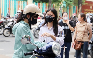 Thi vào lớp 10 Hà Nội: Mẹ đi gần 10 đền, chùa cầu may cho con