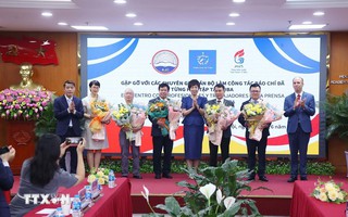 Hội Nhà báo Cuba tặng huy chương Felix Elmusa cho 5 nhà báo Việt Nam