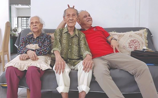 Con một và áp lực chăm sóc cha mẹ già