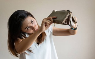 Gen Z "cháy túi" vì chi tiêu không kiểm soát