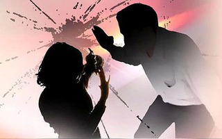 Tạm giữ hình sự đối tượng livestream cảnh hành hung bạn gái đang ôm con nhỏ