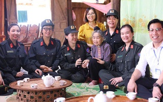 Phụ nữ Cảnh sát Cơ động tặng quà gia đình chính sách, trẻ mồ côi tỉnh Sơn La