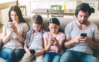 Đừng để im lặng trở thành "bức tường" ngăn cách tình thân