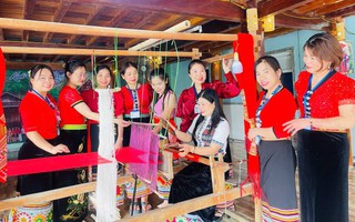 "Giữ lửa" cho nghề dệt thổ cẩm của người Thái tại Nghệ An