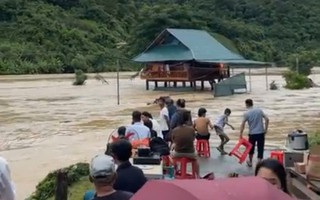 Người dân miền tây Nghệ An trắng đêm chạy lũ