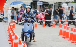 Người Hà Nội rộn ràng đổi xe xăng lấy xe máy điện, nhiều khách hàng “lên đời không cần lái thử”