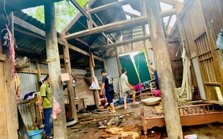 Phụ nữ Lào Cai hỗ trợ người dân khắc phục hậu quả giông lốc, mưa bão