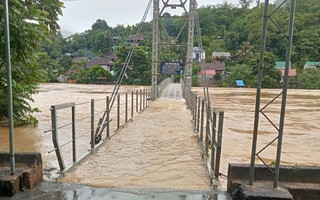 Cầu treo bị lũ cuốn, xã đề nghị cấp thuyền để ứng cứu người dân