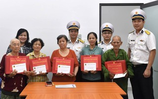 Vùng 2 Hải quân tặng quà tri ân các gia đình chính sách
