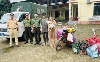 Công an kịp thời hỗ trợ cả gia đình bị bỏ lại trên đường vượt lũ về quê