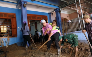 Nghẹn lòng dáng mẹ địu con đi dọn bùn lầy sau lũ