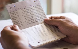 Chồng sững sờ khi phát hiện cuốn sổ tiết kiệm đứng tên vợ 