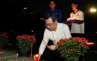 TPHCM: Thắp nến tưởng niệm tại hơn 14.000 phần mộ anh hùng liệt sỹ