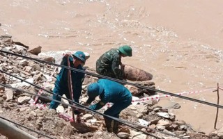 Lũ rút, lộ quả bom nặng 100kg cạnh Quốc lộ 7