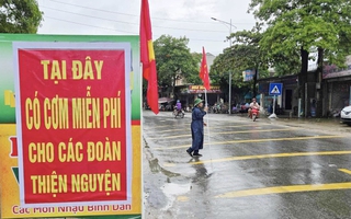 Những bếp ăn miễn phí "tiếp sức" đoàn cứu trợ bà con vùng lũ