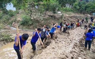 Giúp người dân đứng dậy sau lũ dữ