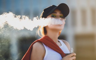 Báo động hiện tượng nữ sinh hút thuốc lá điện tử gia tăng