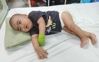 Mẹ khẩn cầu sự giúp đỡ để cứu con trai 13 tháng tuổi mắc bệnh hiểm nghèo hiếm gặp