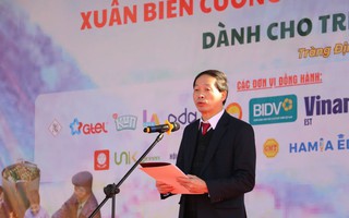 Agribank trao quà cho học sinh nghèo trong Chương trình “Xuân biên cương - Tết ấm cho em - Hội chợ Tết 0 đồng” tại Lạng Sơn