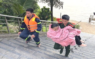 Nữ sinh viên năm 3 nhảy cầu Vĩnh Tuy, được cảnh sát cứu kịp thời