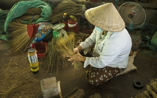 "Sống khỏe" bằng nghề làm chổi đót