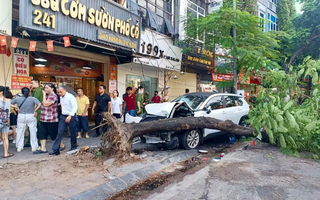Kiểm tra nồng độ cồn, ma túy đối với nữ tài xế tông liên hoàn 10 xe máy ở Hà Nội
