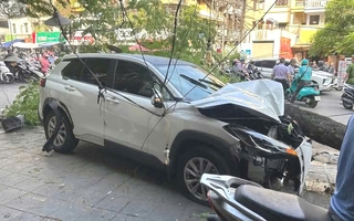 Vụ nữ tài xế lái ô tô đâm liên hoàn 10 xe máy ở Hà Nội: 1 nạn nhân nữ tử vong