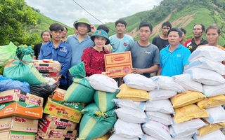 Xã biên giới Nghệ An chia sẻ hàng cứu trợ lũ lụt cho người dân Lào