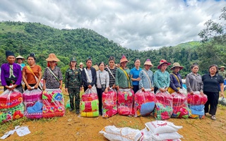 Hội LHPN Điện Biên thăm hỏi, tặng quà hội viên xã Phình Giàng bị thiệt hại nặng do mưa lũ