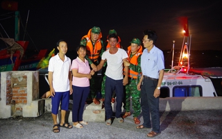 Bộ đội Biên phòng Ninh Bình bàn giao ngư dân gặp nạn trên biển về với gia đình