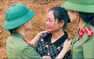 Phụ nữ Công an tỉnh Nghệ An trao tặng hơn 300 triệu đồng cho người dân vùng lũ