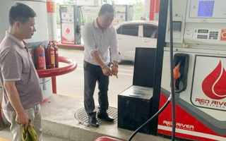 Mua 7.000 đồng tiền xăng để đốt chung cư vì ghen tuông