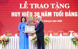 Trao Huy hiệu 30 năm tuổi Đảng cho Chủ tịch Hội LHPN Việt Nam Nguyễn Thị Tuyến