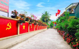 Đôi vợ chồng trẻ biến bờ tường cũ thành "con đường cờ" rực đỏ