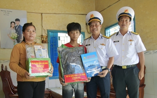 Lữ đoàn 955 giúp trẻ mồ côi viết tiếp giấc mơ đến trường