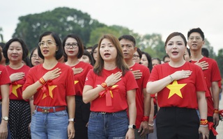 Hàng nghìn người dự Lễ Thượng cờ, hát Quốc ca tại Quảng trường Ba Đình