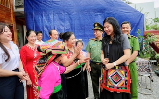 Phu nhân Ngô Phương Ly thăm gia đình liệt sĩ, thương binh tại Sơn La
