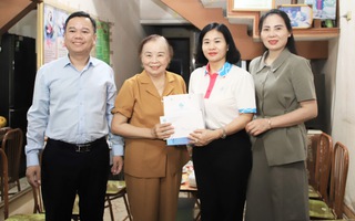 Chủ tịch Hội LHPN Việt Nam Nguyễn Thị Tuyến tri ân nữ Đảng viên và tặng quà học sinh có hoàn cảnh khó khăn