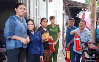 Nữ Cảnh sát khu vực "đi đò ngược dòng"