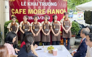 Quán cà phê do người khiếm thị trực tiếp pha chế và phục vụ