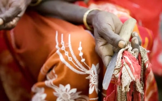 Gambia: 3 người phụ nữ bị buộc tội sau cái chết của bé gái sơ sinh liên quan đến cắt bộ phận sinh dục